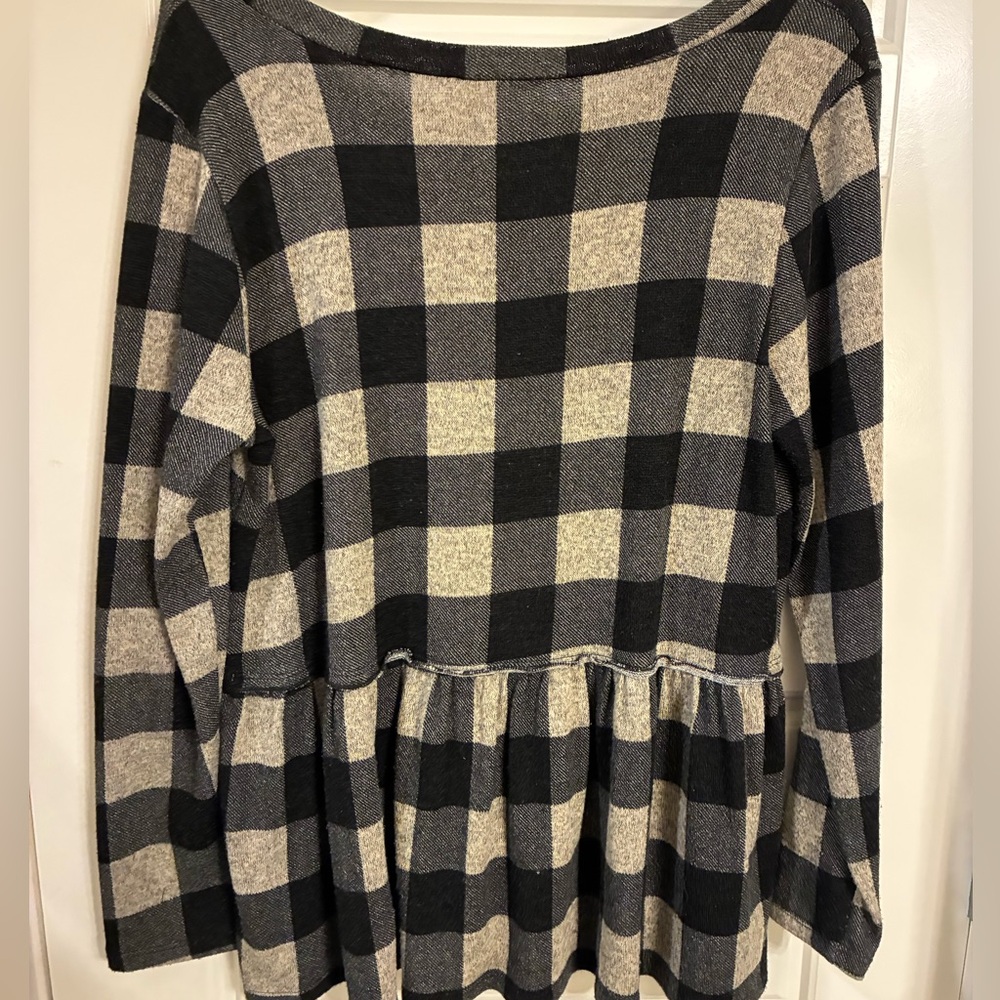 Boutique long sleeve ruffle shirt! - Picture 2 of 4